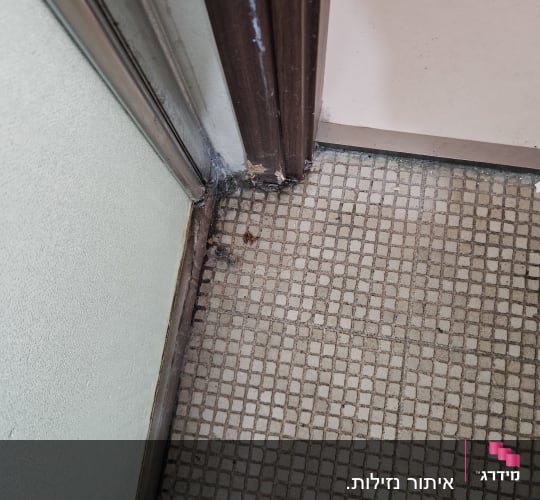 רצפה עם סימני רטיבות ליד דלת